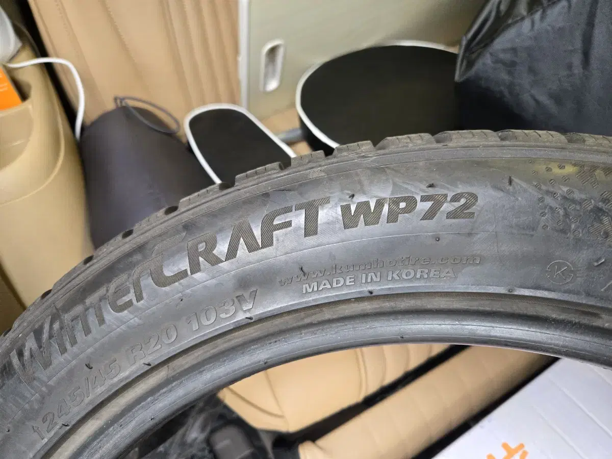 윈터크래프트 WP72 245/45 R20 103V 타이어 2개.